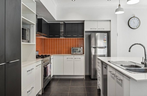 Calamvale Maison | HolidayParadise 4BR Pool/BBQ/Parking nearMall/Park