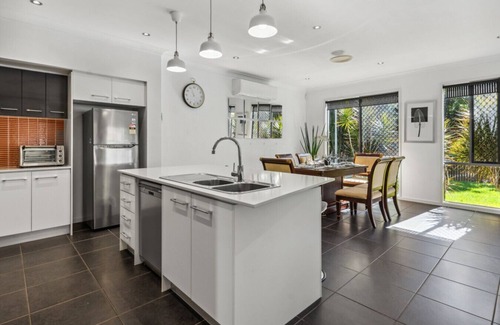 Calamvale Maison | HolidayParadise 4BR Pool/BBQ/Parking nearMall/Park