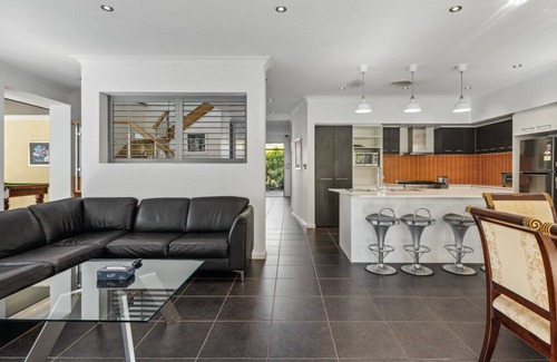 Calamvale Maison | HolidayParadise 4BR Pool/BBQ/Parking nearMall/Park