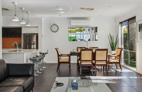 Calamvale Maison | HolidayParadise 4BR Pool/BBQ/Parking nearMall/Park