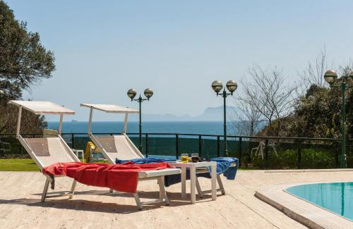 Posillipo Appartement | Holidays Naples Family - Pool in front of Capri