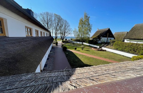Alt Reddevitz Appartement | Holla die Boddenfee @Höfthus 68sqm own entrance thatched roof terrace sea view