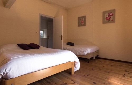 Chalais Appartement | Holliday home in a beautiful Chateau with Pool and restaurant.