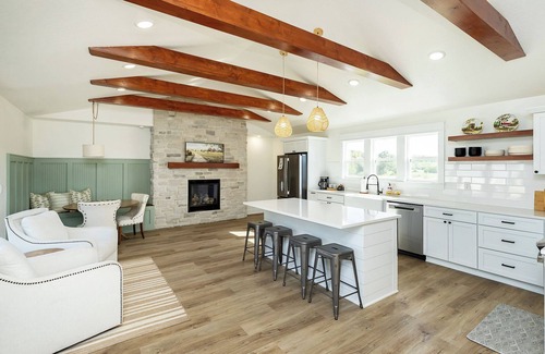 Winterset Maison | Modern Farmhouse Getaway - Private, Spacious & Cozy - Sleeps 12!