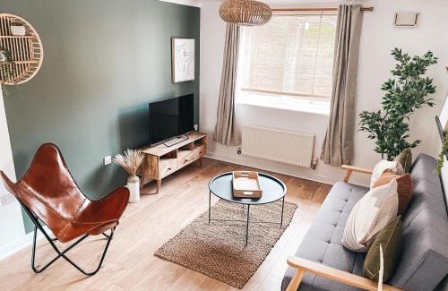Rogerstone Appartement | Hollybush Apartment, by Solace Stays
