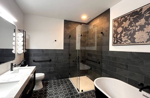Downtown Louisville Appartement | Hollyhock Suite 502: 4 bed/2 bath with soaking tub