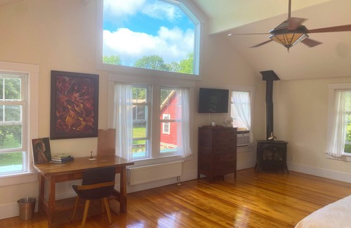 Catskill Cabine | HollyKissHudsonValley Grand Suite in 1900 Renovated Lodge
