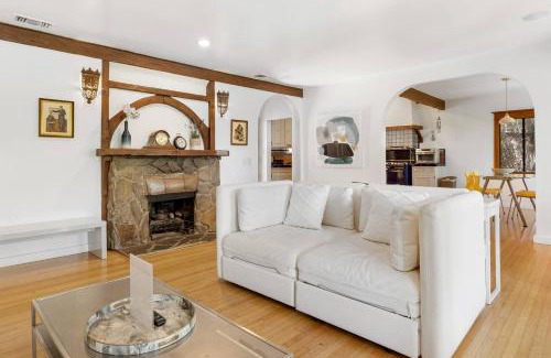 Studio City Maison | Hollywood Hills Walk to Universal City Views