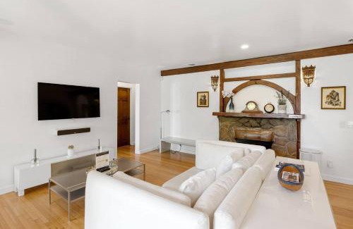 Studio City Maison | Hollywood Hills Walk to Universal City Views