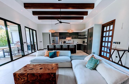 Uvita Maison | Hollywood House