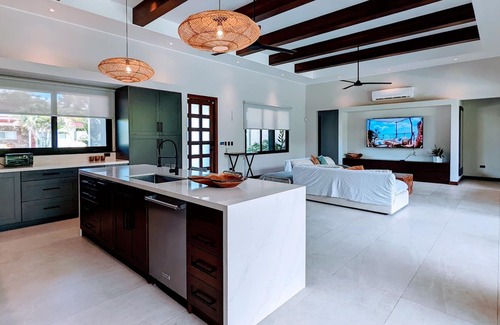 Uvita Maison | Hollywood House
