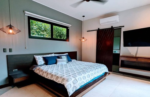 Uvita Maison | Hollywood House