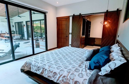 Uvita Maison | Hollywood House