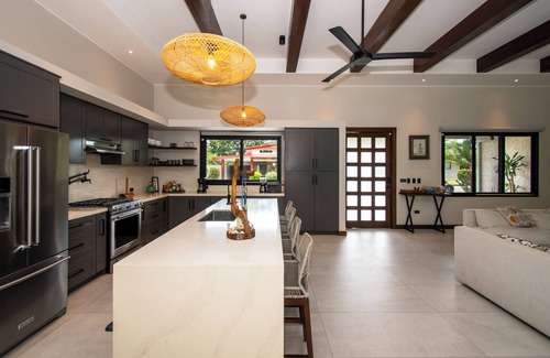 Uvita Villa | Hollywood House, walk 2 beach, 4 bdrs!