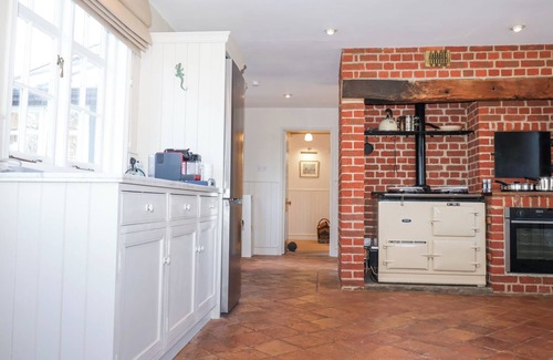 Tendring Cottage | HOLM OAK LODGE, character holiday cottage, with open fire in Weeley