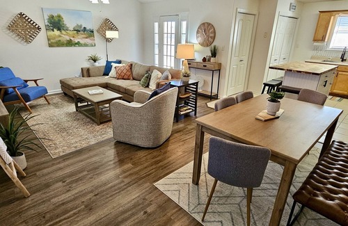 Valdosta Maison | Holy Cow! Sleeps 10-Central Location-4 Bedrooms-2-Smart TVs-Grill & Pet Friendly