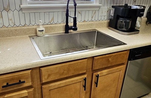 Valdosta Maison | Holy Cow! Sleeps 10-Central Location-4 Bedrooms-2-Smart TVs-Grill & Pet Friendly
