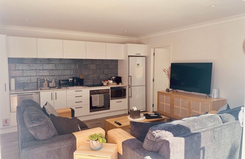 Raumati South Maison | Home away from home.