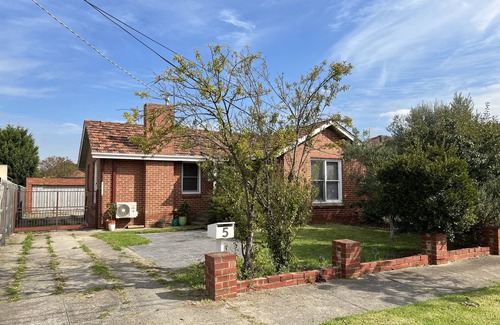 Preston Maison | Home away from home - 1930's Brick cottage in Inner North with large garden