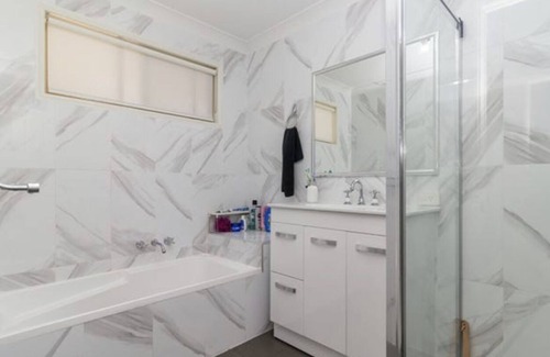 Calamvale Maison | Home away from Home- Fit for family or single-Business or leisure