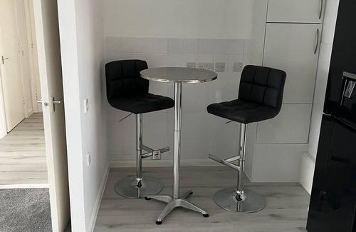 Notting Dale Appartement | Home away from home. Stylish and modern apartment with proximity to airport.