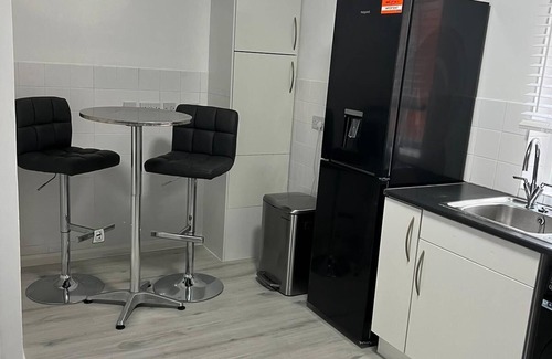 Notting Dale Appartement | Home away from home. Stylish and modern apartment with proximity to airport.