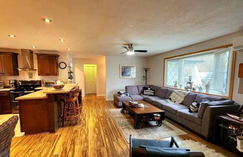 Huron-Kinloss Lit Et Petit-Déjeuner | Home Away from Home (Point Clark) Clean and quiet Room for Rent!