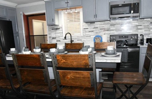 Livingston Maison | Home Away from Home! Newly remodeled!