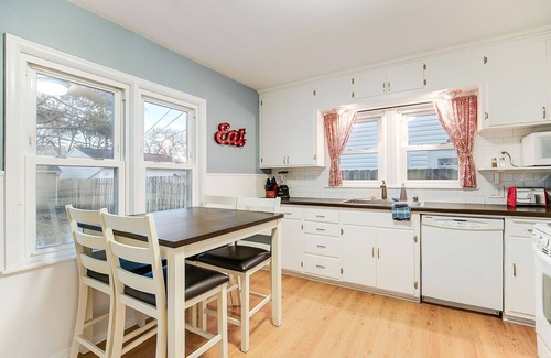 St. Louis Park Maison | Home Away From Home: Fully Equipped, Pet Friendly Haven Welcomes You