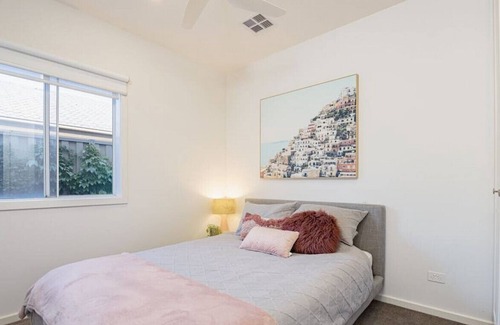 Keilor East Maison | Home Away from the Home