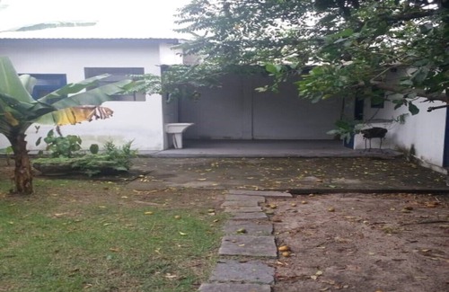 Balneario Remanso Maison | Plage Centre d'accueil, cour boisé et herbeux avec des arbres fruitiers.