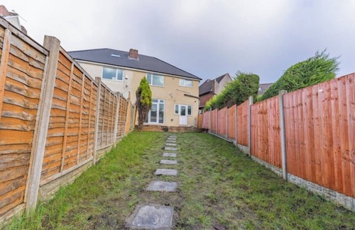 Oldbury Maison | Home for Contractor/Families close to Birmingham City Centre & Attractions & M5