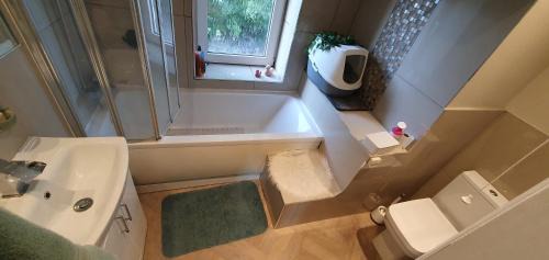 Sutton-in-Craven Maison | Home in Glusburn with hot tub and three cats