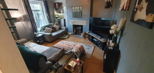 Sutton-in-Craven Maison | Home in Glusburn with hot tub and three cats