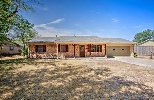 Waxahachie Maison | Home in Historic Waxahachie with Yard and Patio!