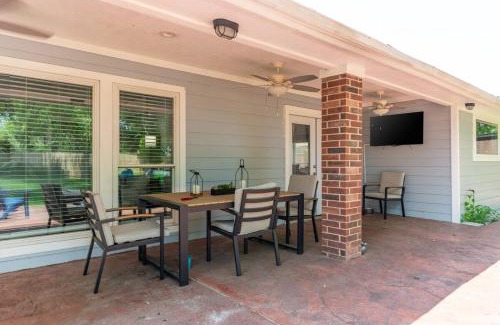 League City Maison | Home in League City, TX with firepit & grill