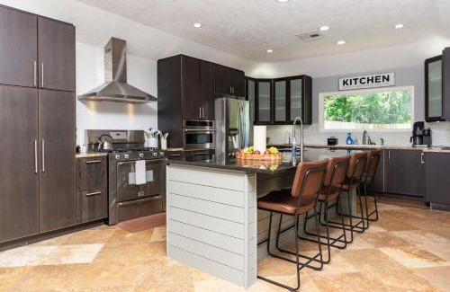 League City Maison | Home in League City, TX with firepit & grill