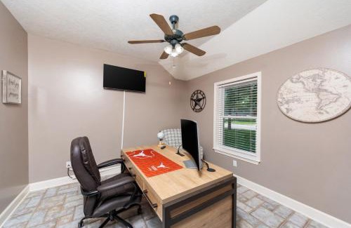 League City Maison | Home in League City, TX with firepit & grill