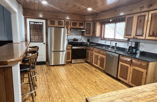 Old Orchard Beach Maison | Home near Ocean Park. Two 24-hour Beach Parking Passes Included! No cleaning fee