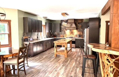 Wilkes-Barre Maison | Home on 6 Acres, Privacy Amazing-Hot Tub-Game Rm-Fire Pit-Sleeps 16