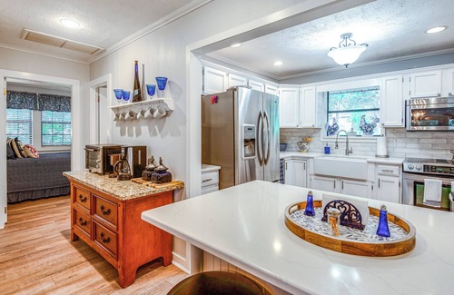 Putnam Hall Maison | Home on Lake Hutchinson w/ Dock!