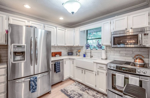 Putnam Hall Maison | Home on Lake Hutchinson w/ Dock!