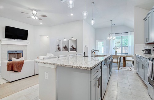 White Settlement Maison | Home Sweet 'Holy Cow, Is This Really a Rental?' Home