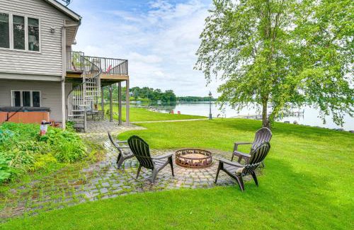 Howard Lake Maison | Home with Hot Tub and Dock on Howard Lake!