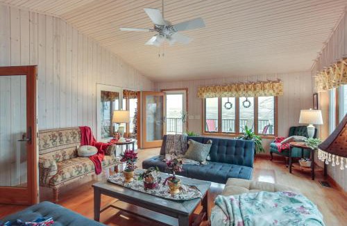 Howard Lake Maison | Home with Hot Tub and Dock on Howard Lake!