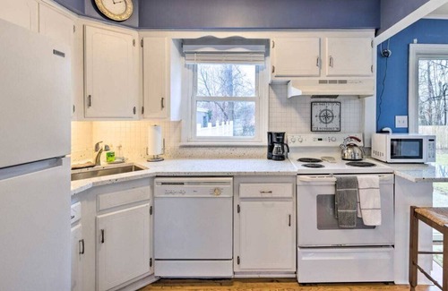 Rocky Point Maison | Homelike, peaceful and centrally- home located in the hamlet of Rocky Point NY