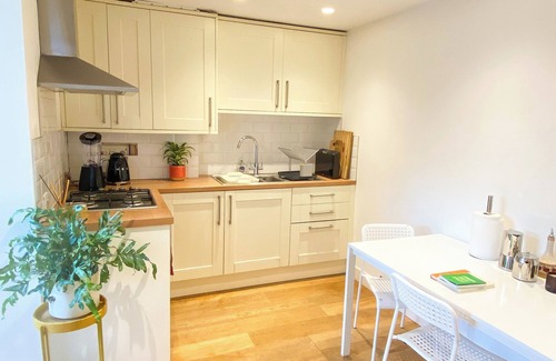 Kilburn Appartement | Homely 2BD Flat w/Private Patio — Near Maida Vale!