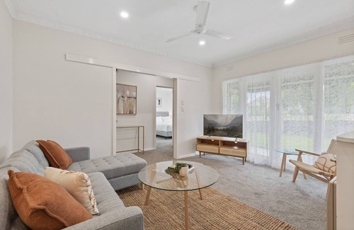 Sunshine Maison | Homely 3-Bed in Quiet Street with Backyard