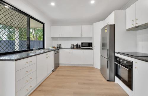 Carindale Maison | Homely 3-Bed Townhouse with Pool & Gym Access