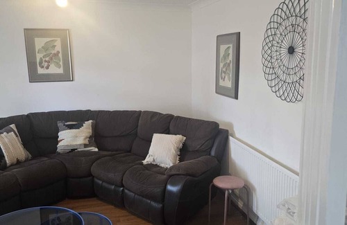 Vange Maison | Homely 3-bedroom House close to shops and also close to the town center